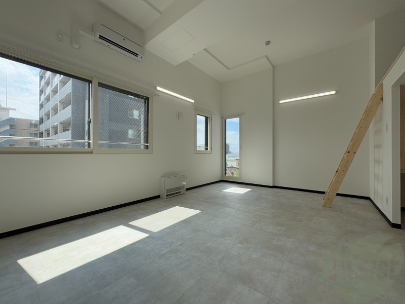 居室・リビング　フローリングと壁のカラーが明るい雰囲気ですね！