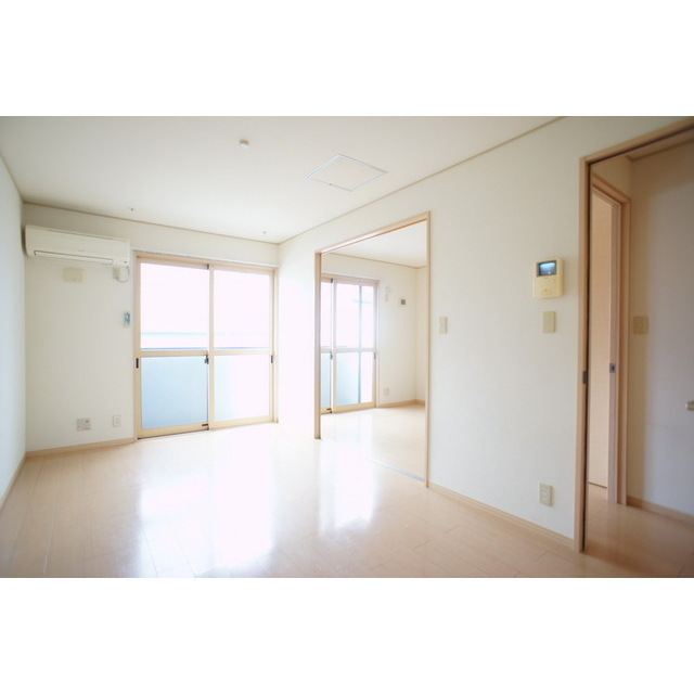 居室・リビング　高い天井の室内で随所に気遣いを感じます