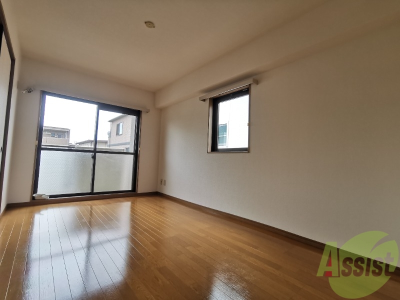 居室・リビング　こちらが洋室のお部屋です。陽が入ってくるのがわかります。