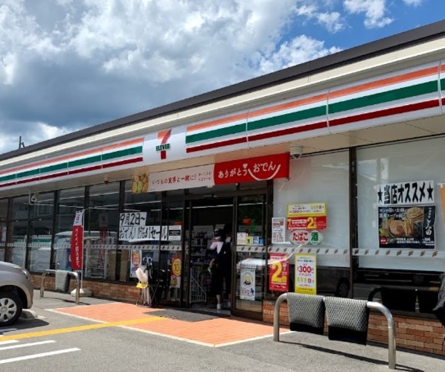 コンビニ　セブンイレブン宝塚山本東3丁目店（コンビニ）まで729m