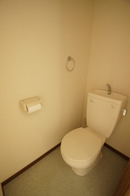 トイレ　個室タイプのトイレです。