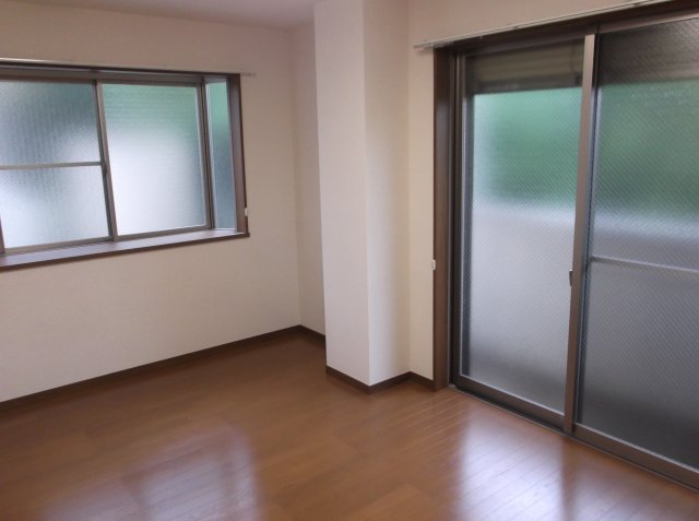 居室・リビング　落ち着いた色合いの床材を使用した居住空間