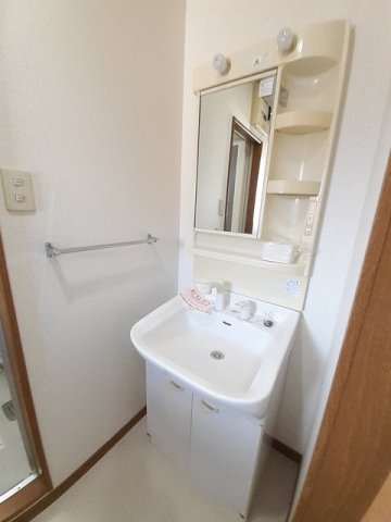 洗面設備　明るい洗面所です