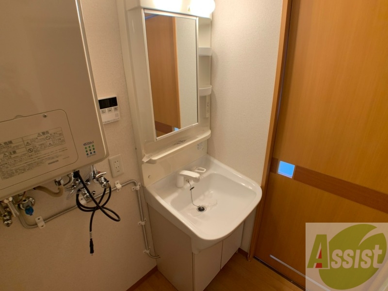 洗面設備　シャンプードレッサー。身支度はここでばっちりですね。