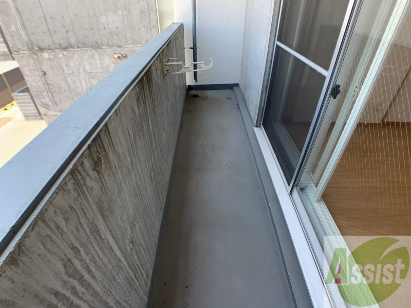 バルコニー　バルコニーは幅があり、広い印象を受けました。