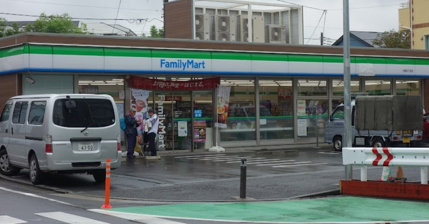 コンビニ　ファミリーマート 大岡五丁目店（コンビニ）まで284m