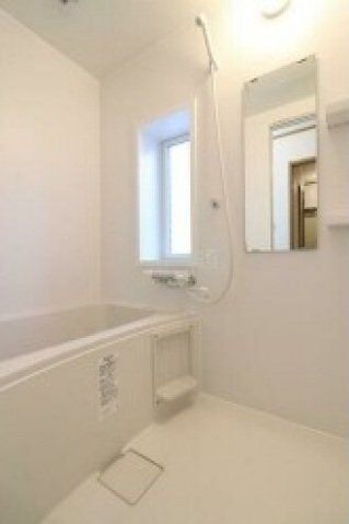 バス・シャワールーム　広めの浴室です。（小窓付）