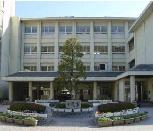 中学校　城山北中学校（中学校）まで700m