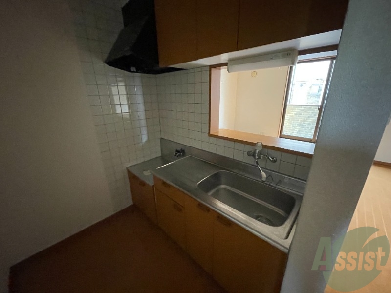 キッチン　シンプルで使いやすいキッチンです。下には収納もございます。