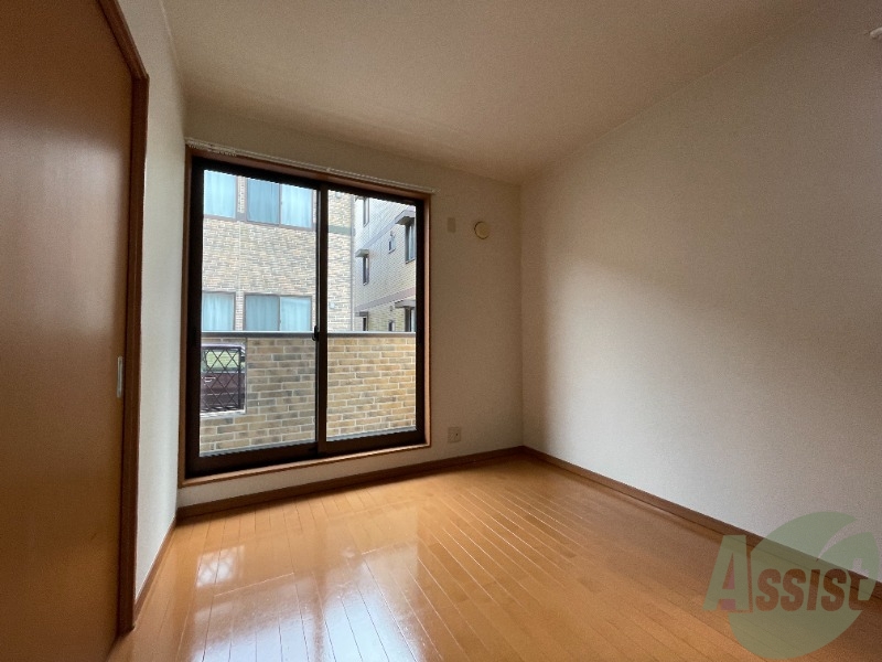 その他部屋・スペース　洋室は陽がよく差し明るく畳もきれいな状態です。