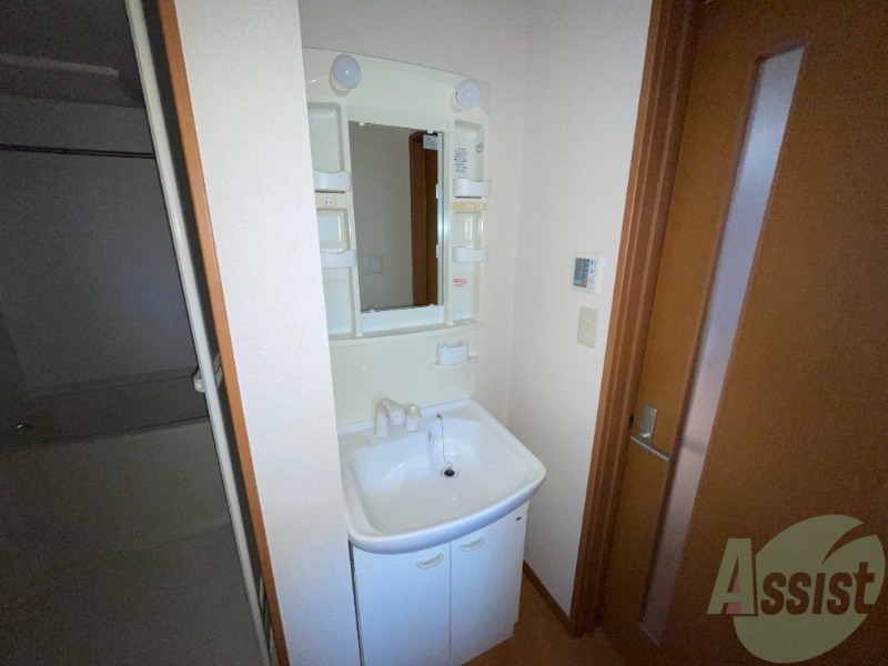 洗面設備　シャワーノズル付きの洗面台は、きれいで広くて使い易いです。