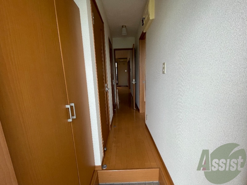 玄関　玄関からの様子ですリビングまでつながる廊下はきれいです