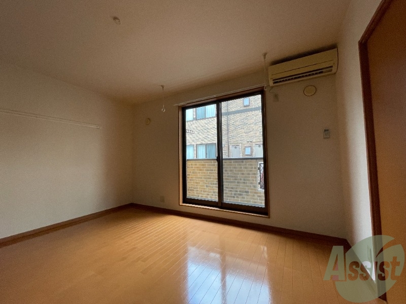 居室・リビング　１３．３帖のリビングは大きな窓のおかげでよく陽が差します