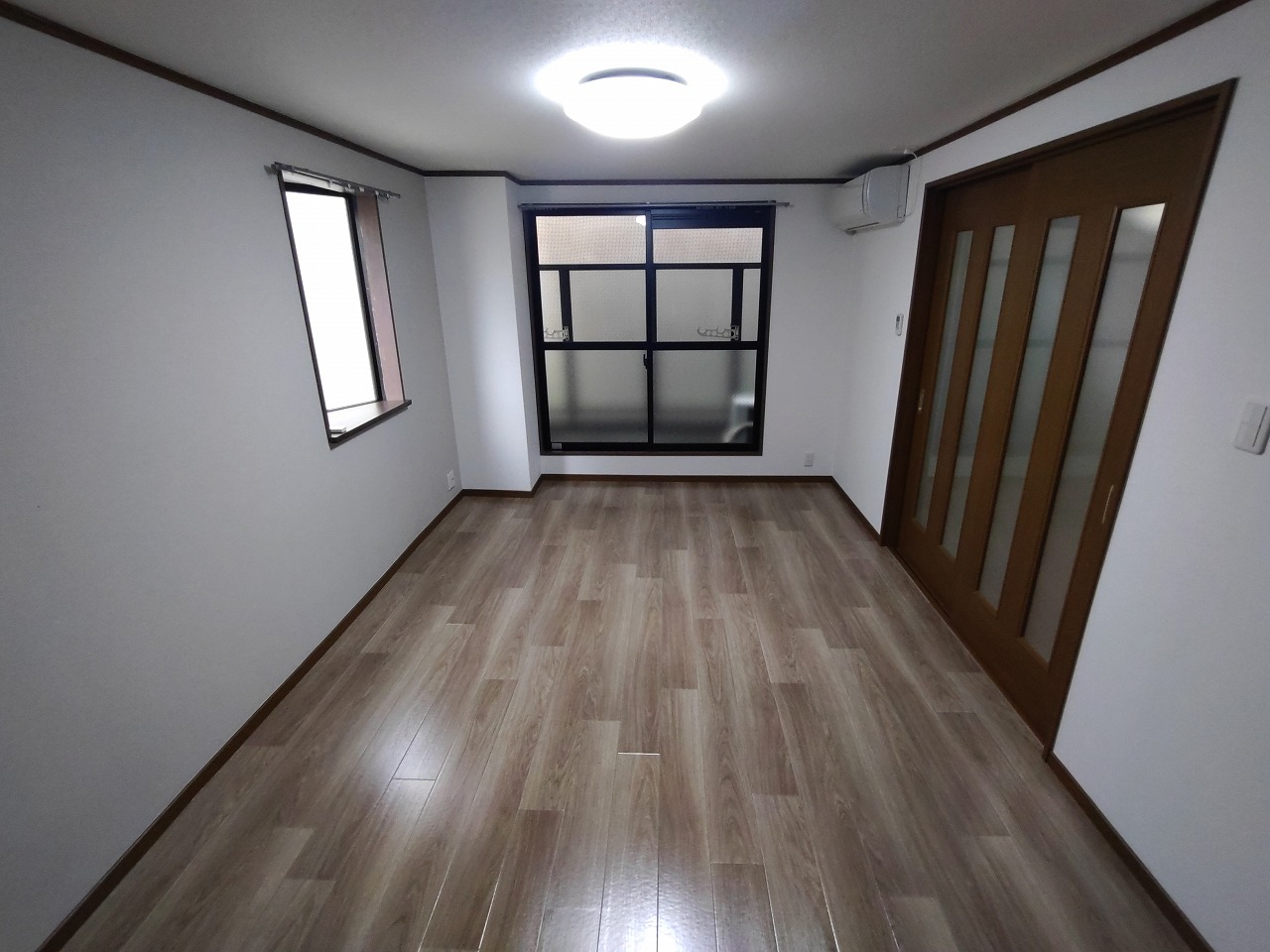 エス・ティマンション旭町の居間写真