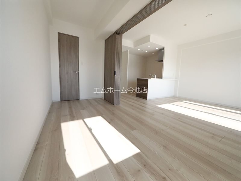 その他部屋・スペース　洋室6.1帖　エアコン付　窓付（換気良好）収納充実