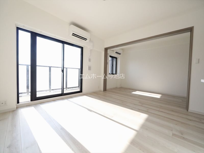 バルコニー　LDK14.3帖　エアコン付　バルコニーに面しています