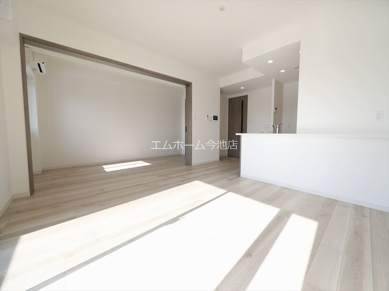 居室・リビング　LDK14.3帖　エアコン付　バルコニーに面しています