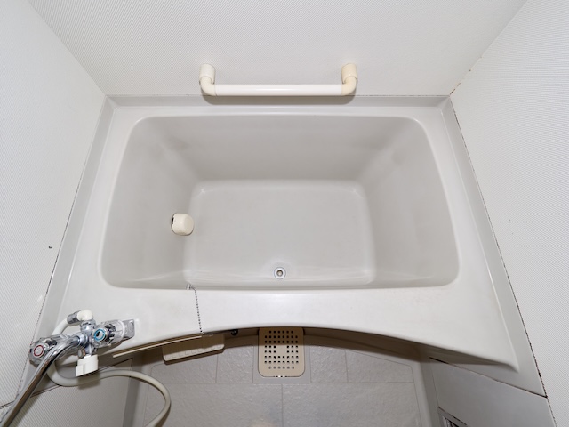 バス・シャワールーム　お風呂は高温差し湯式です