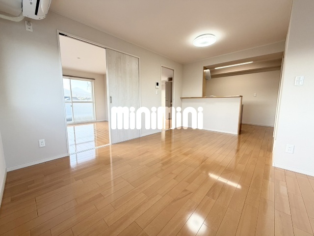 その他　広々としたリビングです