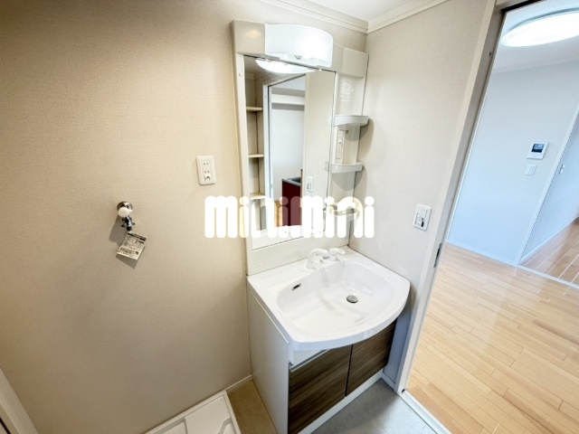 洗面設備　シャワー付き独立洗面台です