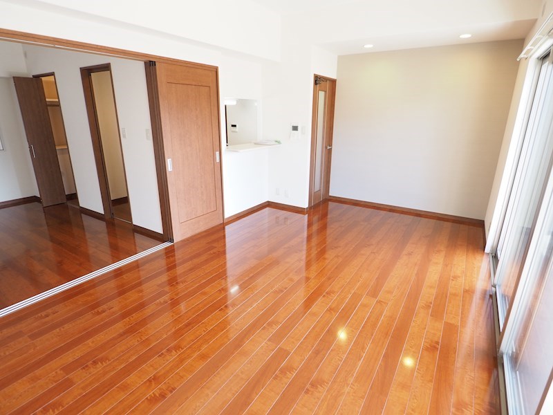 居室・リビング　光の差し込むリビング。ペアガラス採用。