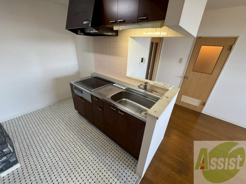 キッチン　キッチン周りは意外と物が多いので棚があるといいですね。