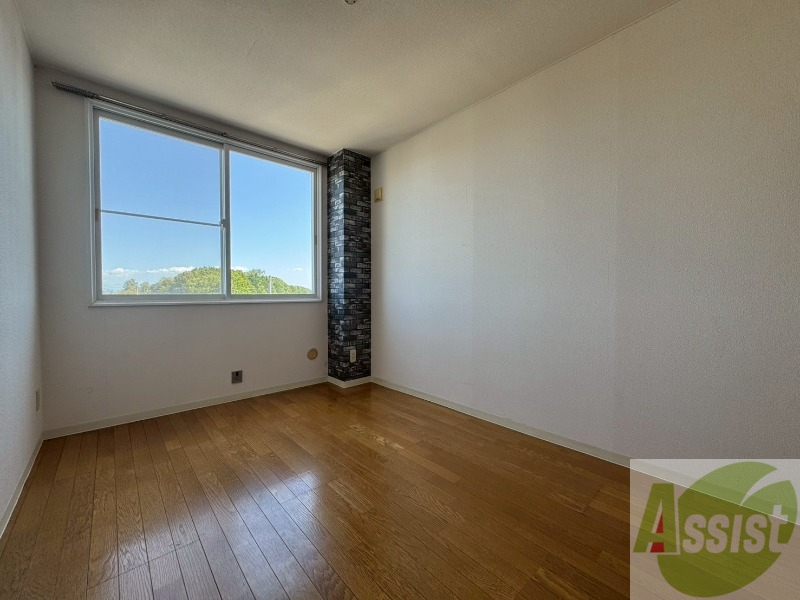 その他部屋・スペース　寝室はこちらです。光が差し込む、温かみのあるお部屋です。