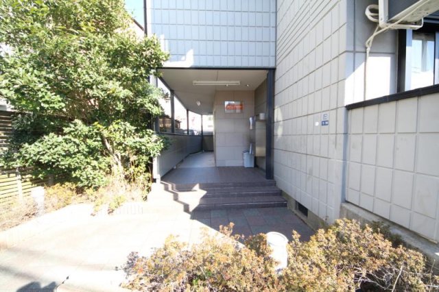 エントランス　落ち着いたエントランスです