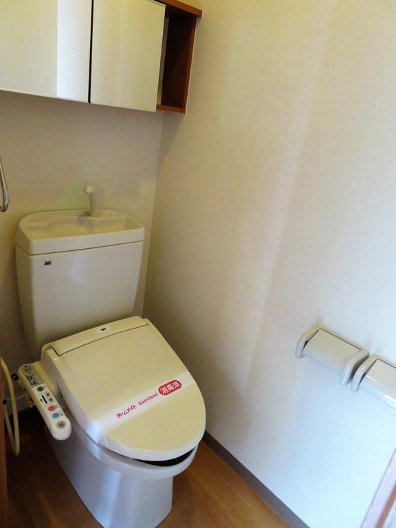 トイレ　ウォシュレット付きです。後ろには便利な収納棚付きです！