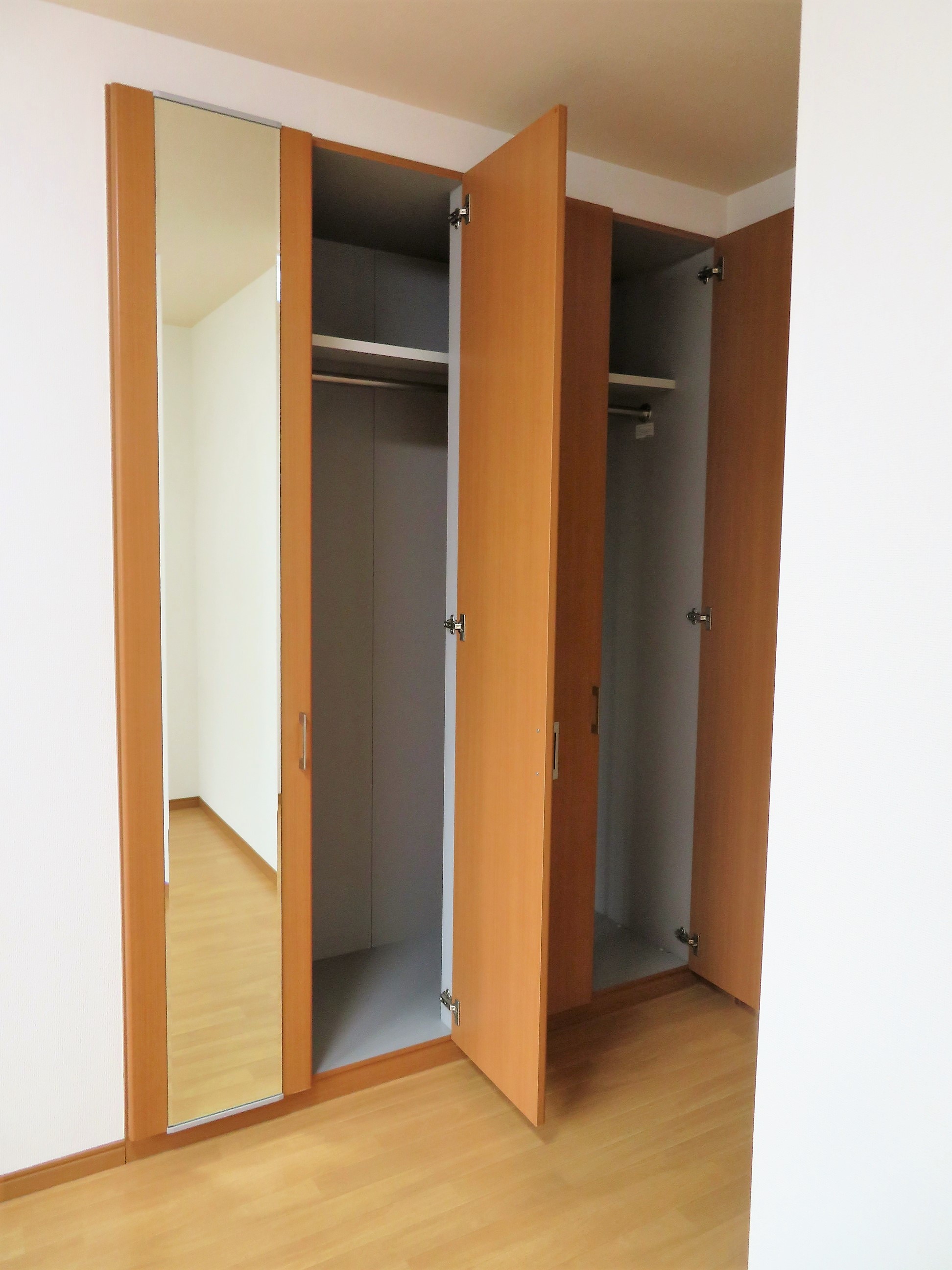 収納　鏡付き収納です！全身鏡にも使えます！