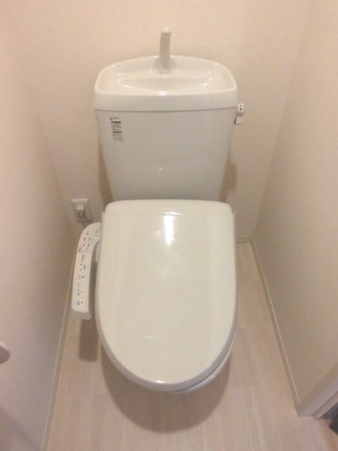トイレ　同物件別号室の写真です。