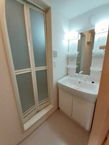 洗面設備　明るい洗面所です