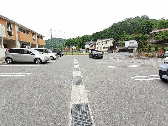 駐車場　駐車場に車を止められます