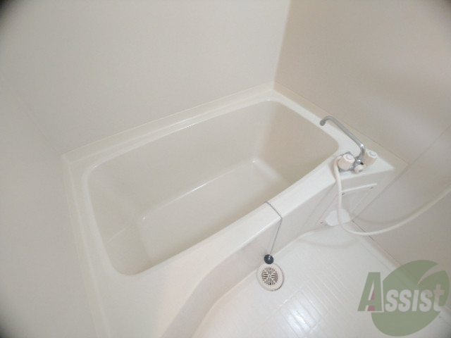 バス・シャワールーム　白くきれいな浴槽で、気持ちよく入浴もできます。