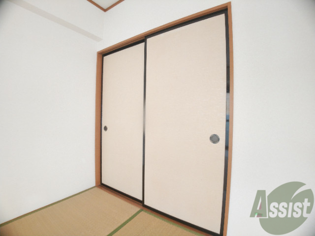 収納　和室の押し入れは奥行きもあり、たくさんの物がしまえます。