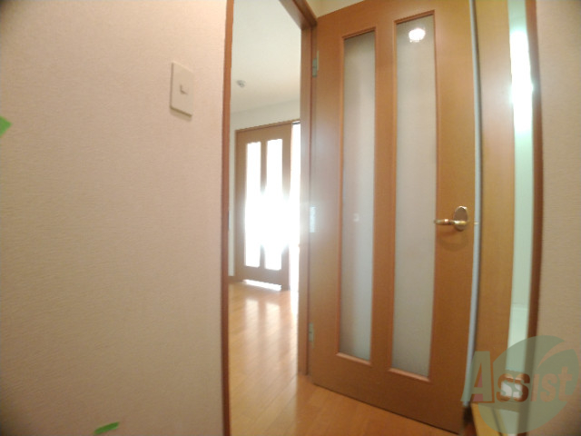 玄関　玄関すぐそばに便利な収納もございます、フローリングもきれい