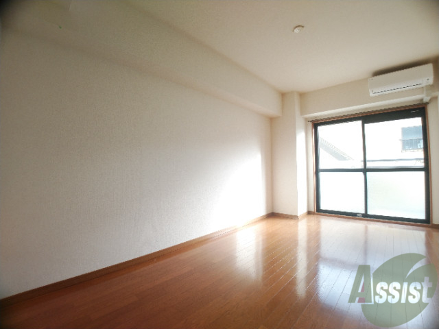 居室・リビング　明るい光が差し込む明るく、奇麗なお部屋ですね