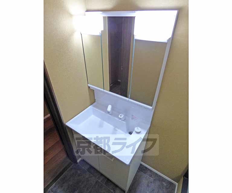 洗面設備　独立洗面台です