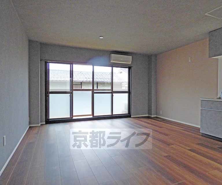 居室・リビング　窓が大きい室内です