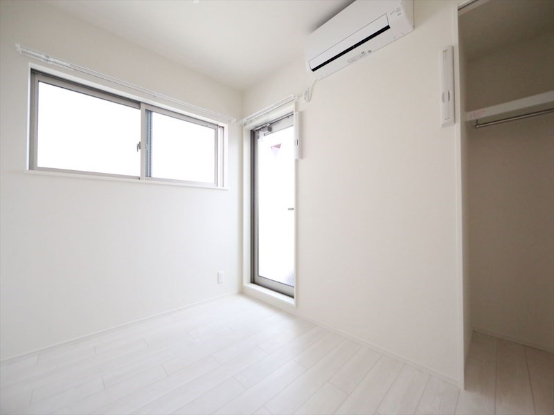 バルコニー　洋室3.4帖　クローゼット付　エアコン　バルコニー　同型写真