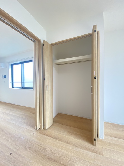 収納　ロングコート・ワンピースがかけられる縦長収納です！