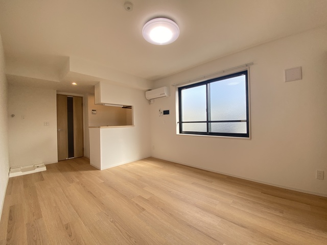 居室・リビング　自由に家具を配置できる広々としたリビングです♪