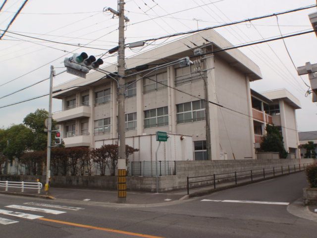 小学校　丸亀市立郡家小学校（小学校）まで650m