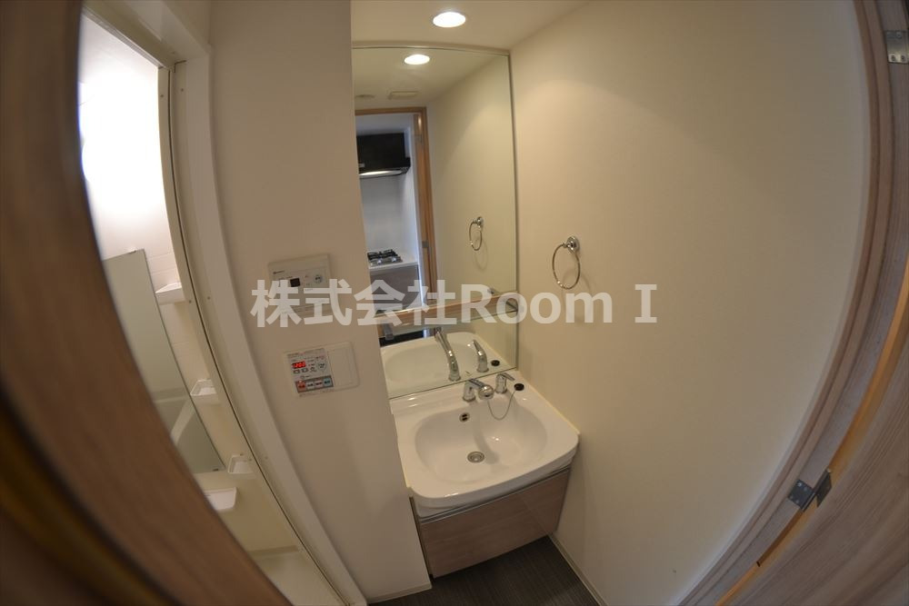 洗面設備　スペースが確保できる洗面所です ※反転タイプ