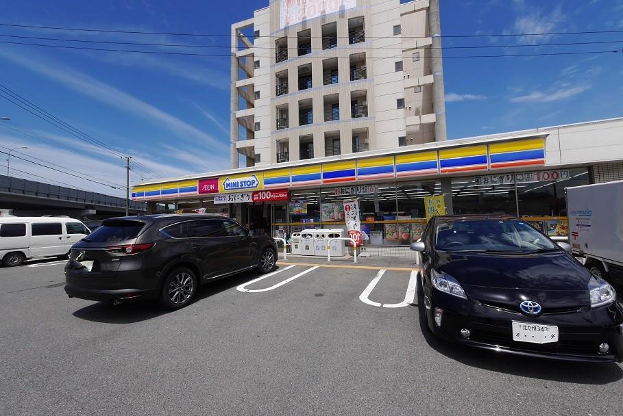 コンビニ　ミニストップ八幡穴生店（コンビニ）まで200m