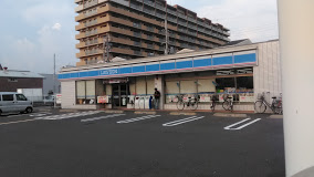コンビニ　ローソン 東大阪西岩田四丁目店（コンビニ）まで306m