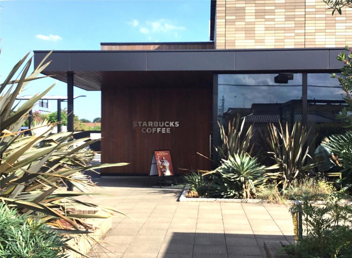 飲食店　スターバックス（飲食店）まで700m
