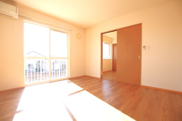 居室・リビング　南東側洋室８帖　南向きのお部屋です♪