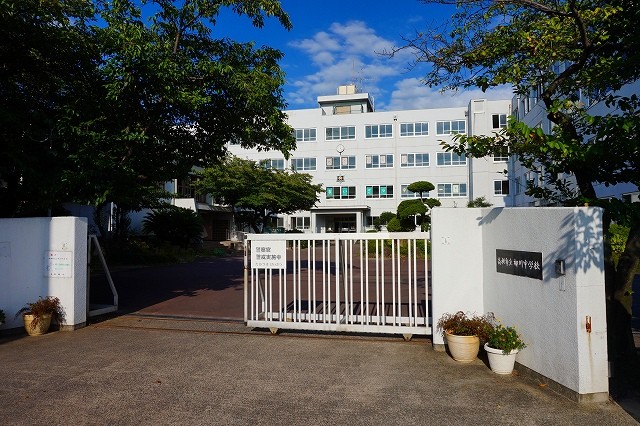 中学校　高槻市立柳川中学校（中学校）まで263m
