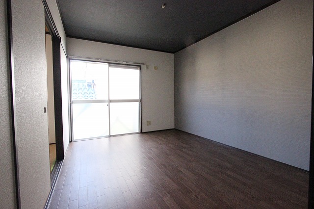 居室・リビング　同物件別部屋